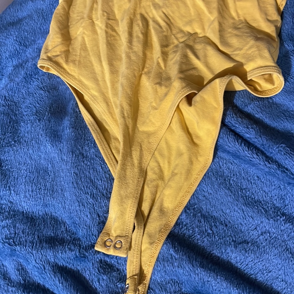 Yellow leotard with button closure - Picture 2 of 2